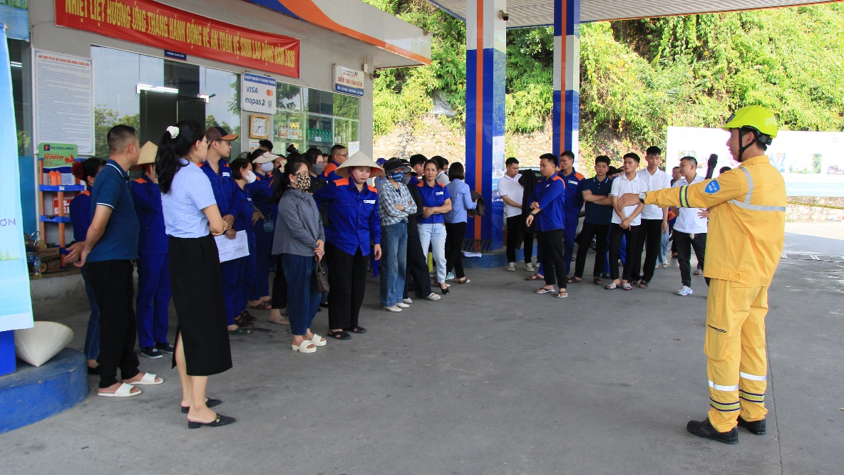 Học viên tham gia đào tạo và thực hành ứng phó sự cố môi trường